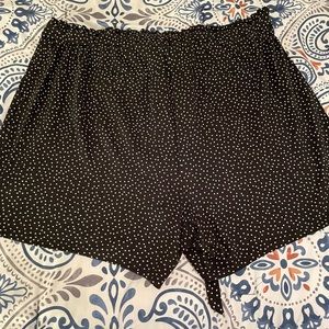 ♥️♥️ Torrid Black/White Polka Dot Paper Bag Shorts ♥️♥️